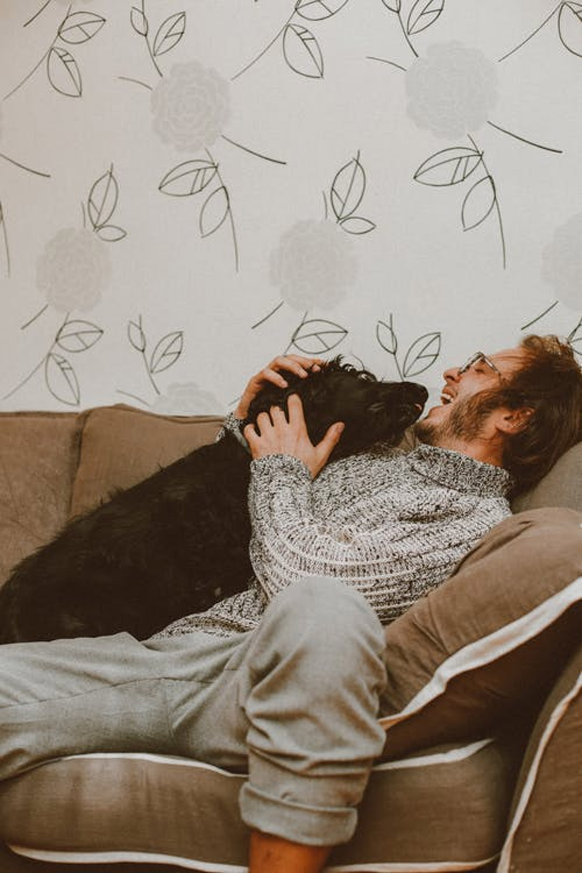 8 Signs That Your Dog Loves You