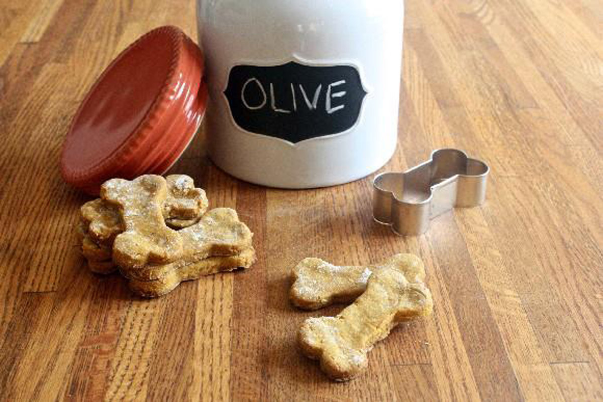 5 Simple Baked Dog & Cat Treats That You Can DIY at Home